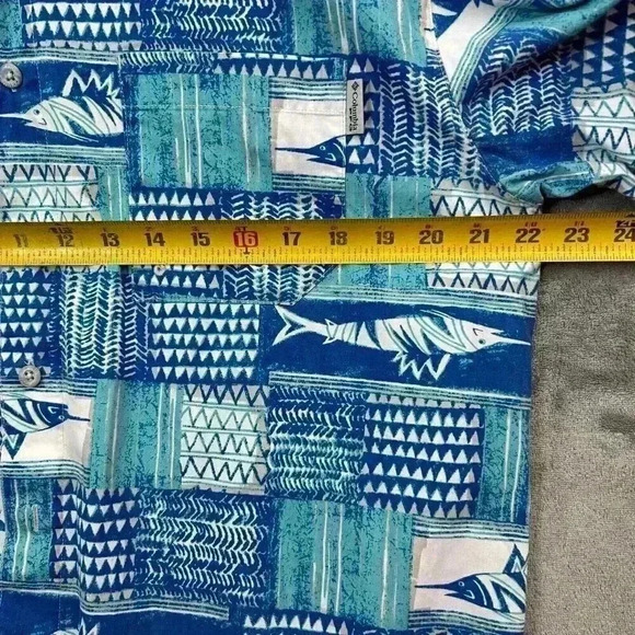 Columbia Shirt Men's Medium Button Up Camp Tribal Fish Print PFG Fishing Outdoor - Picture 3 of 10